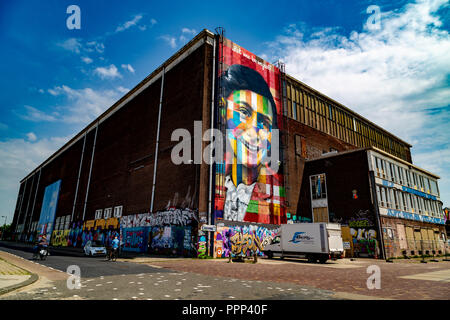 Fassade der Zukunft Street Art Museum in der NDSM-Werft in Amsterdam-Noord ist ein Bild von Anne Frank, die von den brasilianischen Künstler Eduardo Kobra Stockfoto