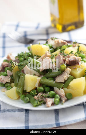 Salat mit Thunfisch, gekochte Kartoffeln, grüne Bohnen, Erbsen, und Thymian Stockfoto