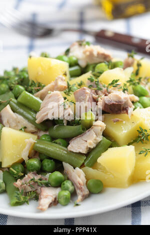 Salat mit Thunfisch, gekochte Kartoffeln, grüne Bohnen, Erbsen, und Thymian Stockfoto