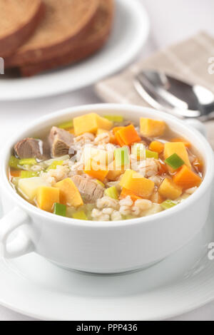 Scotch Brühe mit Lammfleisch in weiße Schüssel closeup Stockfoto