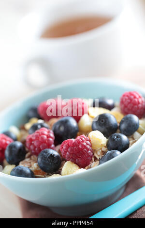 Müsli mit Heidelbeere und Himbeere Stockfoto