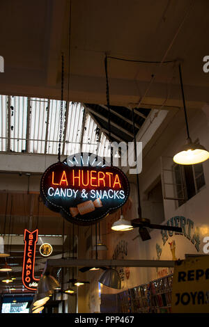 Leuchtreklamen für Restaurants im Grand Central Market in der Innenstadt von Los Angeles, Kalifornien Stockfoto