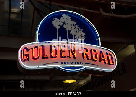 Leuchtreklame für goldene Straße die Brauerei im Grand Central Market in der Innenstadt von Los Angeles, Kalifornien Stockfoto