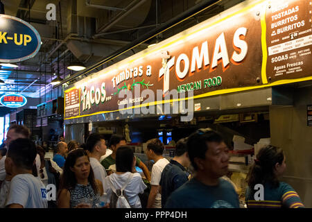 Menschenmassen genießen Mittagessen im Grand Central Market in der Innenstadt von Los Angeles, Kalifornien Stockfoto