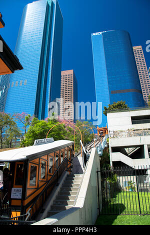 Die Engel Flug geneigten Bahn mitten in der Innenstadt von Los Angeles Skyline Stockfoto