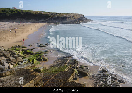 Sommertag am Praia das Maçãs, einem der Strände in der Region Sintra. Stockfoto