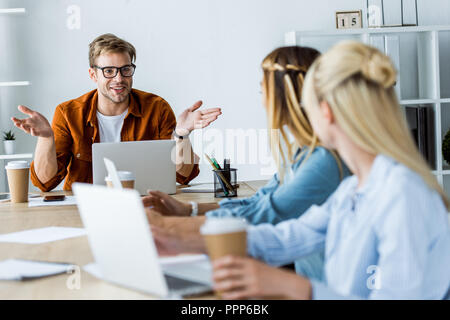 Die Kollegen arbeiten an Startprojekt in Büro- und Gestik, die während der Erörterung Stockfoto