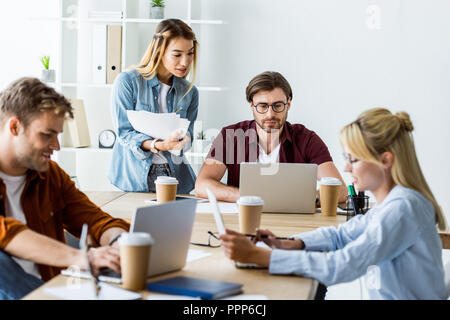 Multikulturelle arbeitenden Kollegen beim Start Projekt im Büro in der Sitzung Stockfoto