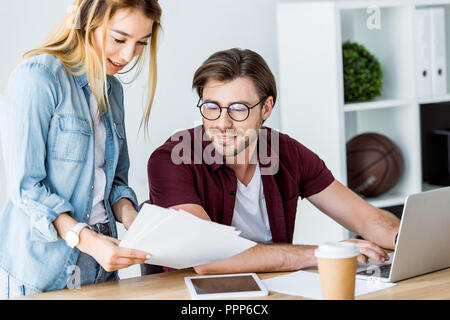 Multikulturelle arbeitenden Kollegen beim Start Projekt im Büro und auf Dokumente Stockfoto