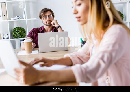 Multikulturelle arbeitenden Kollegen beim Start Projekt im Büro mit Laptops Stockfoto