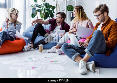 Junge multikulturelle Kollegen diskutieren Startprojekt im Büro Stockfoto