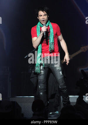 Patrick Monahan mit dem Zug in die Y-100 Jingle Ball Show im BankAtlantic Center in Sunrise, Florida am 11. Dezember 2010 Stockfoto