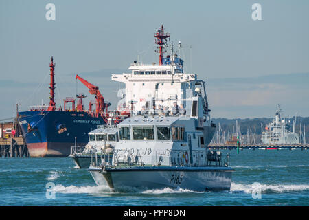 Archer Klasse (P2000) Patrouillenboote der Königlichen Marine verlassen den Hafen von Portsmouth, UK für ein geschwader Übung in den Solent am 26. September 2018. Stockfoto