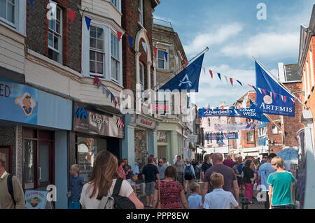 Cowes Stadtzentrum, Masse von Menschen zu Fuß, Cowes Week 2013, Cowes, Isle of Wight, Großbritannien Stockfoto