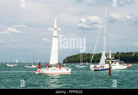 Vor dem Rennen mit der Aktivität auf dem Solent bei der Cowes Week 2013, Cowes, Isle of Wight, Großbritannien Stockfoto