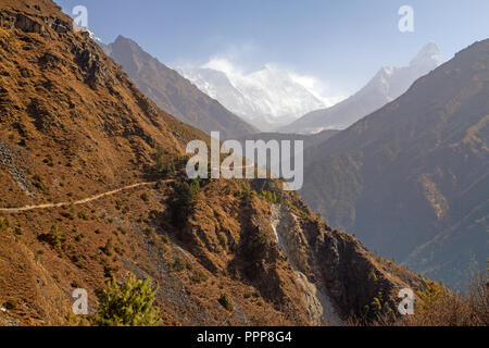 Mt Everest und Ama Dablam mit der Weg zum Everest Base Camp Stockfoto