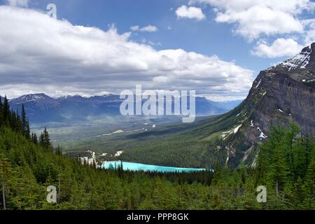 Lake Louise, wie aus dem kleinen Wanderung im Banff National Park, Alberta, Kanada gesehen Stockfoto