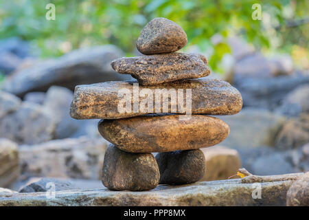 Ein traditionelles Inuit Methode zum Erstellen einer künstlichen Marker in Gebieten mit wenigen natürlichen Sehenswürdigkeiten, die inuksuk hat ein nationales Symbol von Kanada. Stockfoto