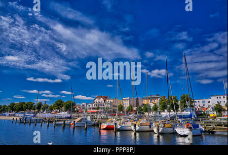 Bunte Segelboote im ruhigen Alten Strom in Warnemünde, Rostock, Mecklenburg-Vorpommern, Deutschland ruht. Stockfoto