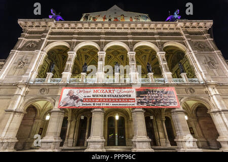 Wien, Österreich - 12. Juli 2015: Die berühmten Wiener Staatsoper. Nachtansicht Stockfoto