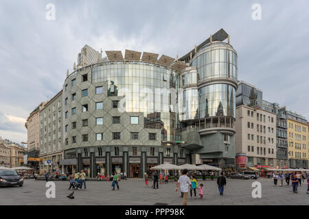 Wien, Österreich - 27. JUNI 2015: haas-haus am Stephansplatz in Wien. Gebäude wurde von dem Architekten Hans Hollein im postmodernen Stil Stockfoto