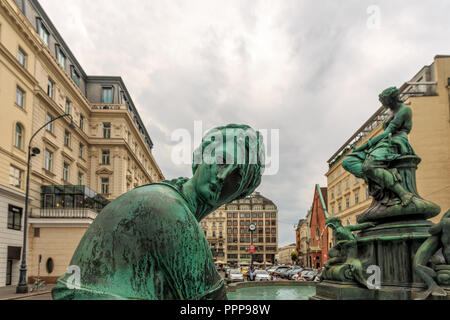 Wien, Österreich - 27. JUNI 2015: Donnerbrunnen ist ein barocker Brunnen im Zentrum von Wien der Neuen Markt Stockfoto
