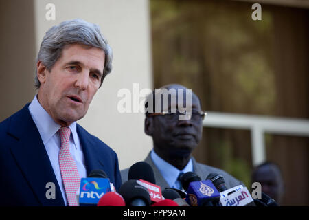 Januar 8, 2011 - Juba, Sudan - US-Senator John Kerry spricht mit Reportern nach seinem Treffen mit den Süden Sudans Präsident Salva Kiir in Juba, Südsudan. Im Süden des Sudan beginnt die Abstimmung in einem einwöchigen Unabhängigkeitsreferendum Sonntag, die wahrscheinlich zu sehen ist der größte afrikanische Land in zwei Teile gespalten. Um für den Volksentscheid zu übergeben, eine einfache Mehrheit muss Votum für die Unabhängigkeit und 60 Prozent der 3,9 Millionen registrierten Wähler müssen abgegebenen Stimmzettel. Photo Credit: Benedicte Desrus