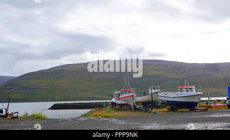 Fischerboote am Hafen in Tálknafjörður, Island Stockfoto