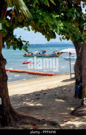 Pattaya Beach View mit traditionellen Thai Fischerboot vertäut. Thailand Südostasien Stockfoto