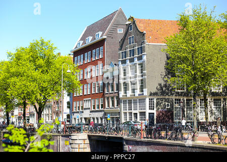 Cute Gebäude und Fahrräder in Amsterdam, Niederlande. Konzept der europäischen Architektur, günstige Touren nach Europa. Stockfoto