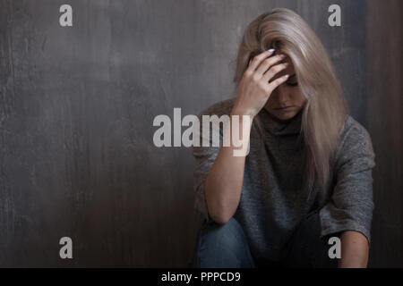 Psychische Gesundheit. Junge Frau auf dem Boden liegend, Konzept von Stress oder post-traumatischen Störung Stockfoto