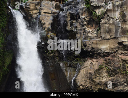 In der Nähe von Tegenungan Wasserfall schnelle Verschlusszeit Stockfoto