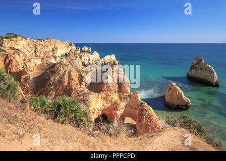 Felsen am Strand Praia dos Tres Irmaos an der Algarve Küste zwischen Albufeira und Portimão in der Nähe von Lagos Stockfoto