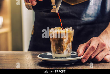 Close-up ein Barista, barcounter fres Eis Kaffee auf. Stockfoto