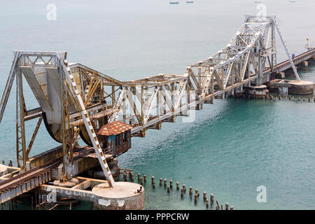 Pamban Brücke ist eine Brücke, die verbindet die Stadt Rameswaram auf Pamban Insel zum Festland von Indien. Brücke Indira Gandhi Stockfoto