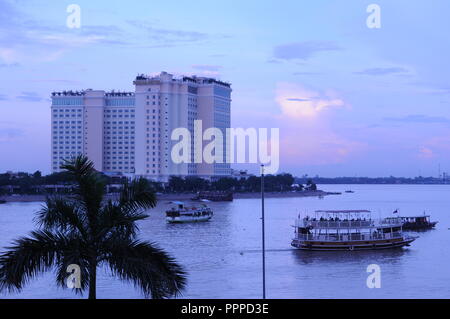 Schiffsverkehr bei Sonnenuntergang, wo der Tonle Sap Fluss entspricht den Mekong, Phnom Penh, Kambodscha. Credit: Kraig Lieb Stockfoto