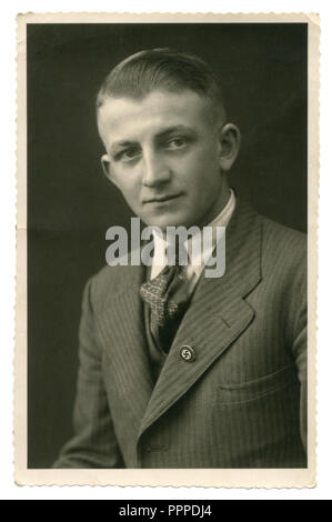 Deutsches Historisches Foto: Porträt ein Mann mittleren Alters in Anzug und Krawatte mit einem NSDAP-Mitglied Abzeichen mit Hakenkreuz auf seinem Revers, Deutschland, Drittes Reich Stockfoto