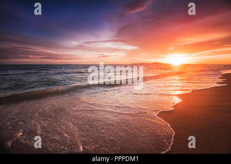 Unglaublich schönen Sonnenuntergang am Strand in Thailand. Sonne, Himmel, Meer, Wellen und Sand. Ein Urlaub am Meer Stockfoto