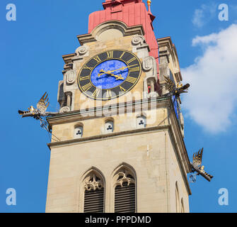 Teilweise mit Blick auf einen der beiden Türme der Stadtkirche Winterthur (Deutsch: Stadtkirche Winterthur) in der Schweiz gegen den blauen Himmel. Stockfoto