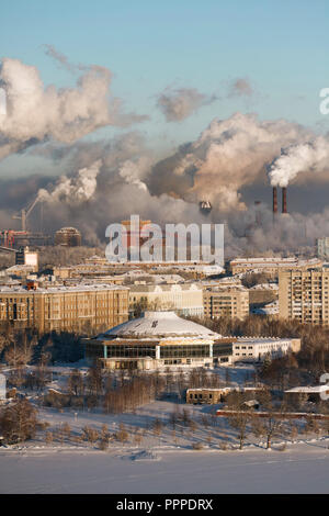 Armen Umfeld in der Stadt. Umweltkatastrophe. Schädliche Emissionen in die Umwelt. Rauch und Smog. Die Verschmutzung der Atmosphäre durch Pflanzen. E Stockfoto