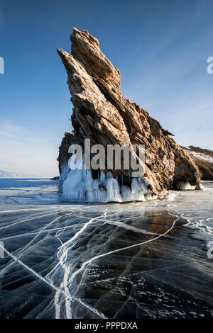 See ist mit einer dicken Eisschicht bedeckt. Ice story. Stein rock Unter den Stapeln von Eis. Der sauberste See der Welt, dem Baikalsee Stockfoto