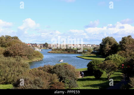 Fairhaven See, Lytham, Lancashire. Ein beliebtes Erholungsgebiet mit Blick über den See zu den berühmten "Weißen Kirche" in Lytham. Stockfoto