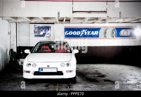 1997 Großbritannien weiß Honda Integra Type-R in einer Garage in Bristol, England, UK. Stockfoto