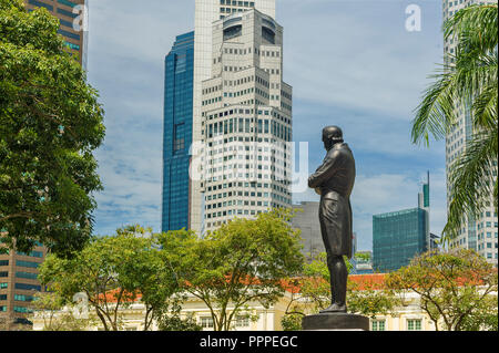 In Erinnerung an den Gründer Singapurs steht Seine Statue immer noch hoch im Boat Quay nahe dem Asian Civilizations Museum in Singapur Stockfoto