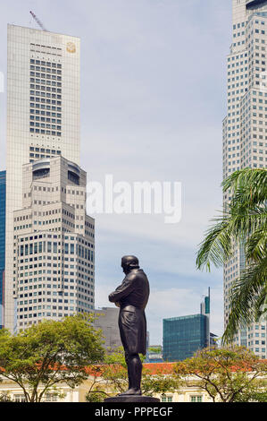 In Erinnerung an den Gründer Singapurs steht Seine Statue immer noch hoch im Boat Quay nahe dem Asian Civilizations Museum in Singapur Stockfoto