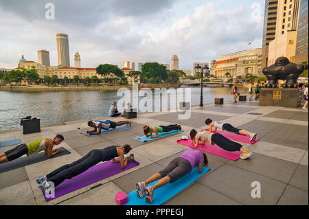 Singapur Übung am Ende des Tages auf dem Platz UOB Plazza Stockfoto