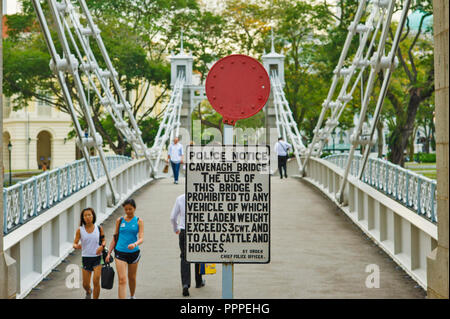 Cavenagh Bridge ist die einzige Hängebrücke und eine der ältesten Brücken in Singapur, Stockfoto