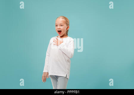 Glückliche junge schöne Mädchen singen im Studio auf blauem Hintergrund isoliert Stockfoto