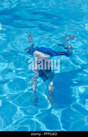 Zehn Jahre alten Jungen schwimmen in der Schwimmhalle. Stockfoto