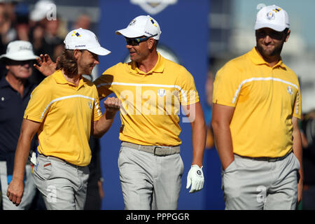 Das Team Europa Tommy Fleetwood (links), Henrik Stenson und John Rahm während der Vorschau Tag vier der Ryder Cup bei Le Golf National, Saint-Quentin-en-Yvelines, Paris. Stockfoto